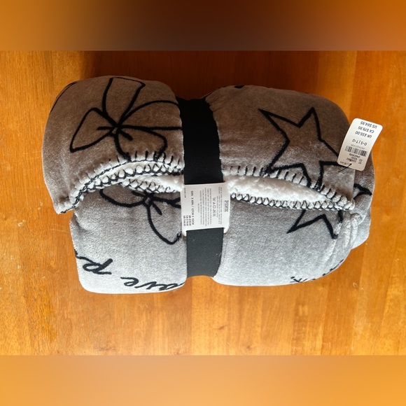 NWT Victoria’s Secret Fleece Blanket - Picture 2 of 2